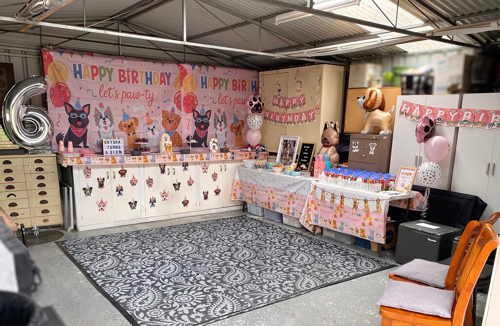 Dog-themed sixth birthday party decorations including banners, balloons, and puppy illustrations.